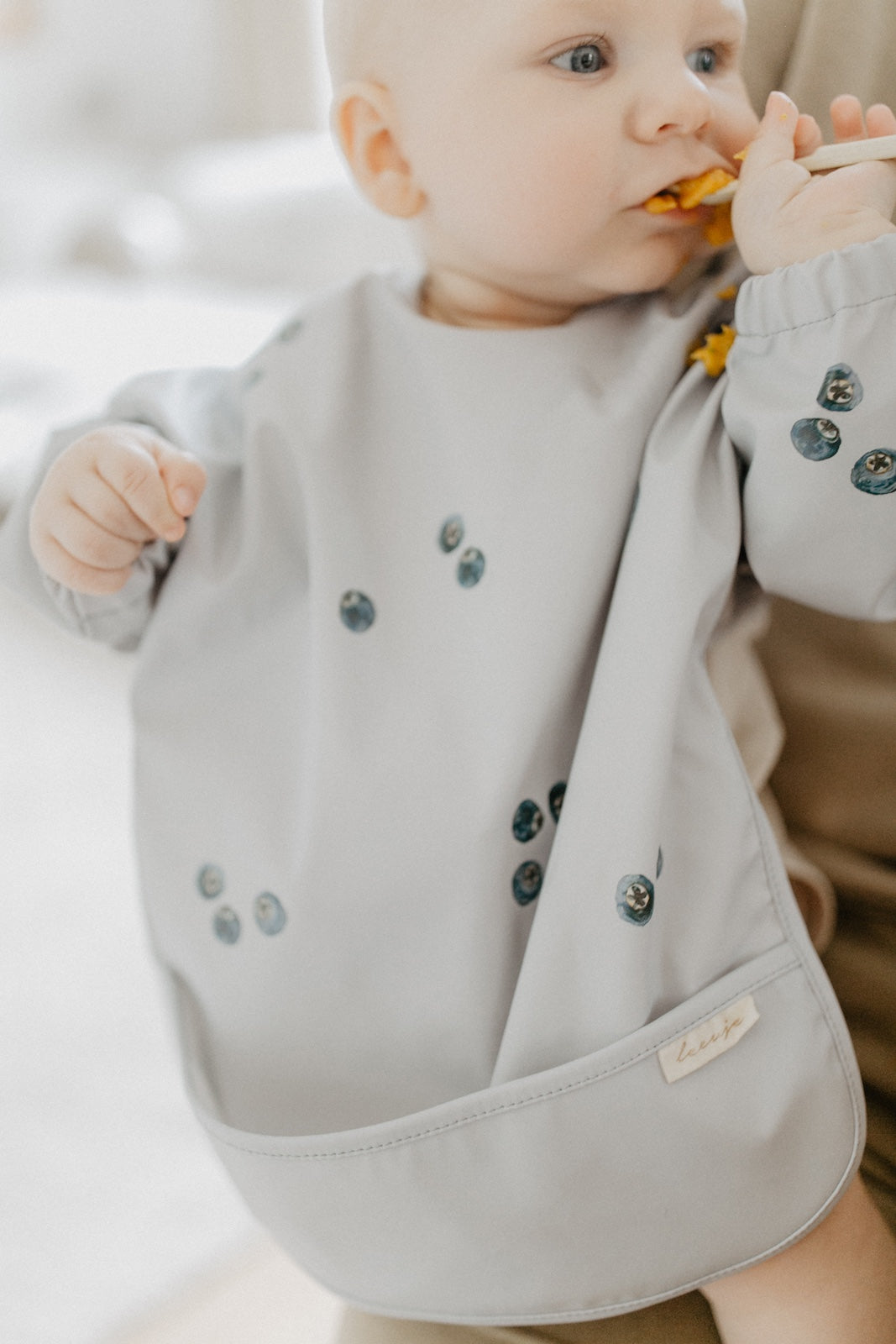 Long-sleeved bib 'blueberries'