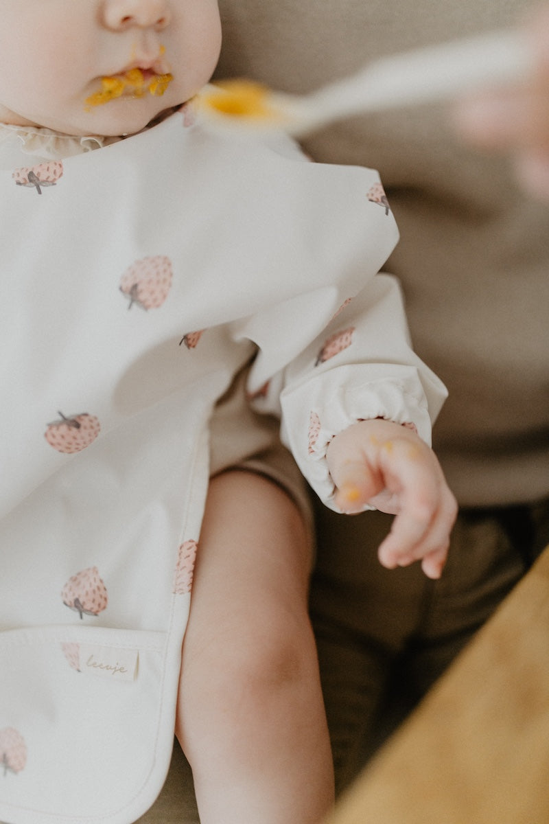 Long-sleeved bib 'strawberries'