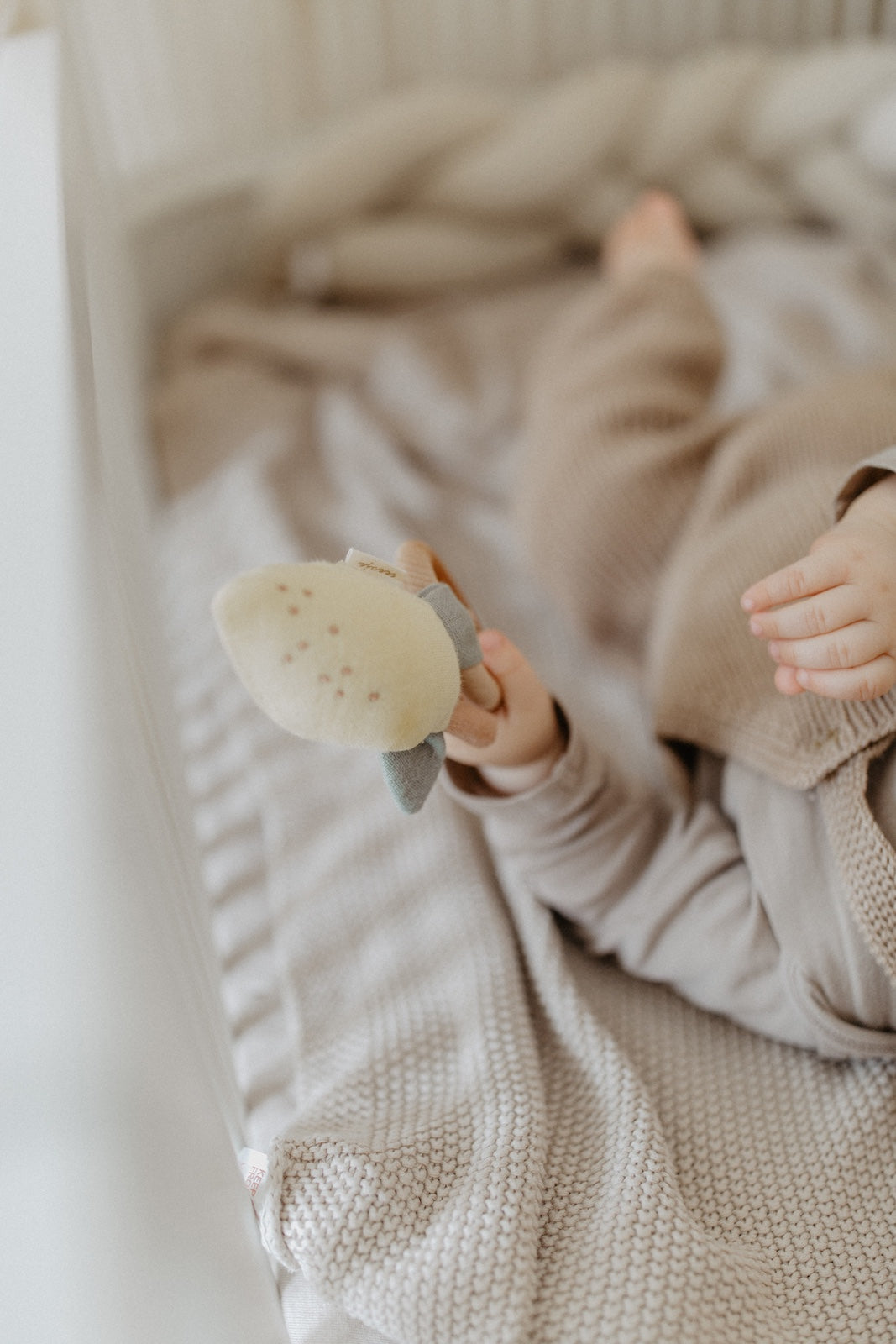 Baby Rassel mit Holzring 'lemon'