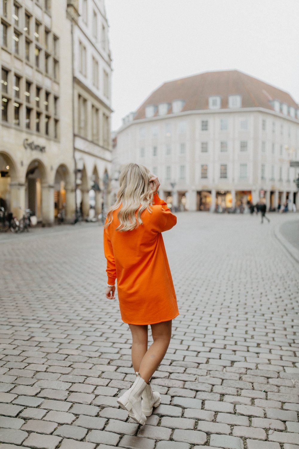 leevje by AM Sweatkleid 'Cozy' orange mit Zierknöpfen