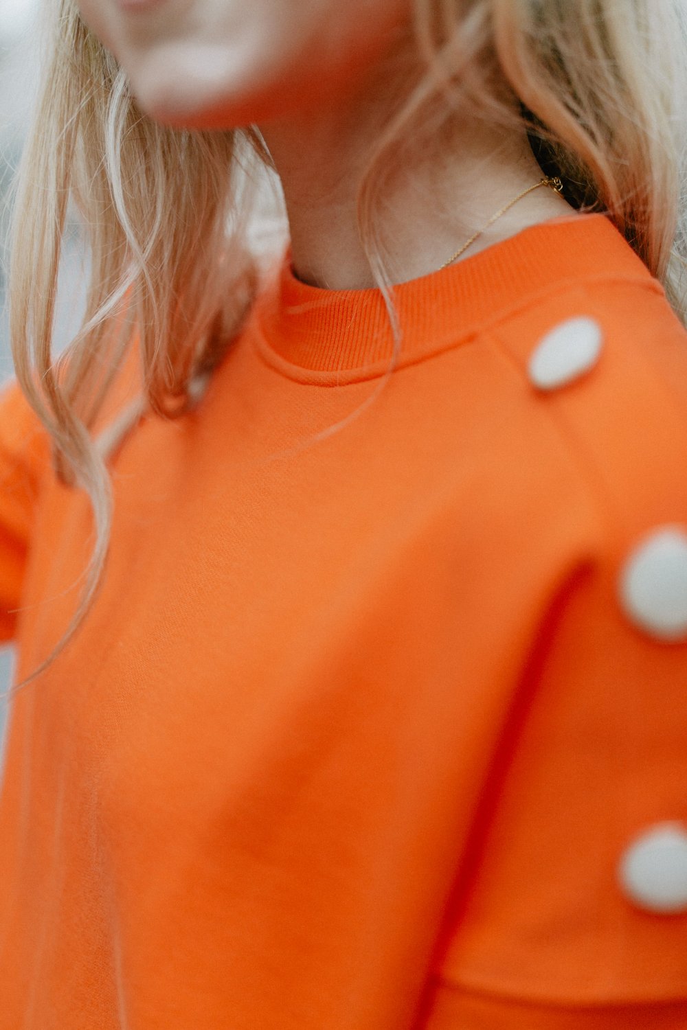 leevje by AM Sweatkleid 'Cozy' orange mit Zierknöpfen