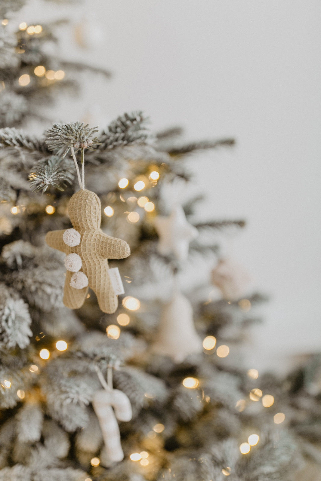 Tree decoration 'rose gingerbread man, stars & present'